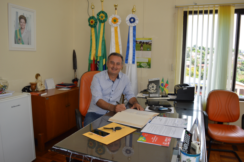 Odemar Paulo Raimondi assume a Prefeitura