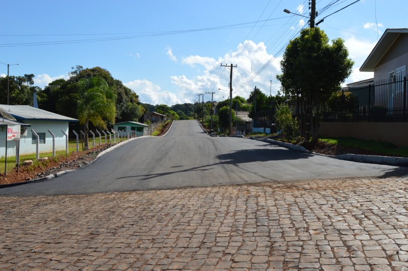 Rua Angela Girardi recebe pavimentação asfáltica