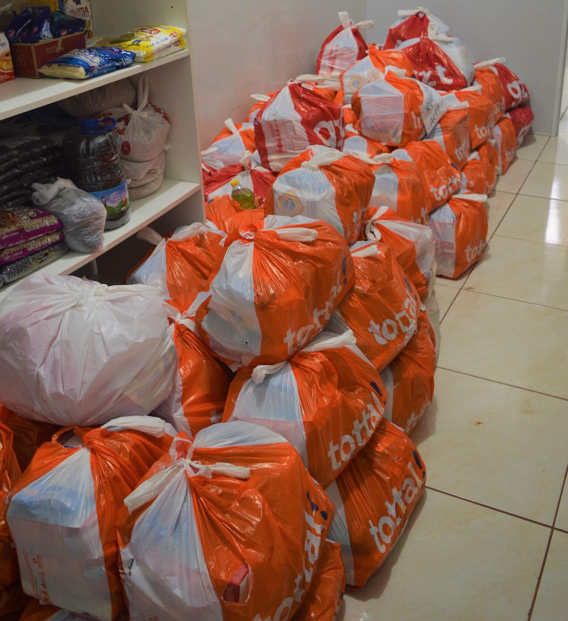 Projeto da Compra Solidária do Grupo Grazziotin realiza doação de 78 sacolas de alimentos