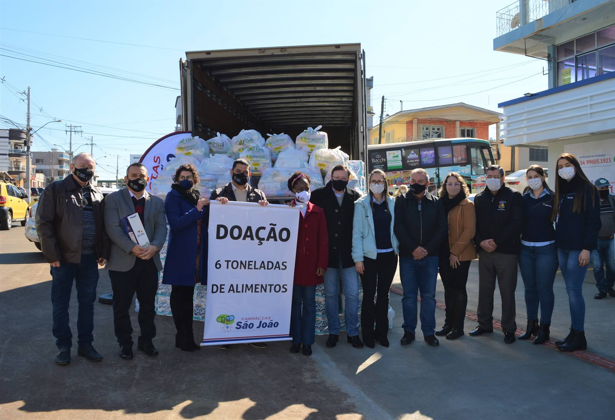 Farmácia São João realiza doação de 6 toneladas de alimentos para a Secretaria de Assistência e Integração Social