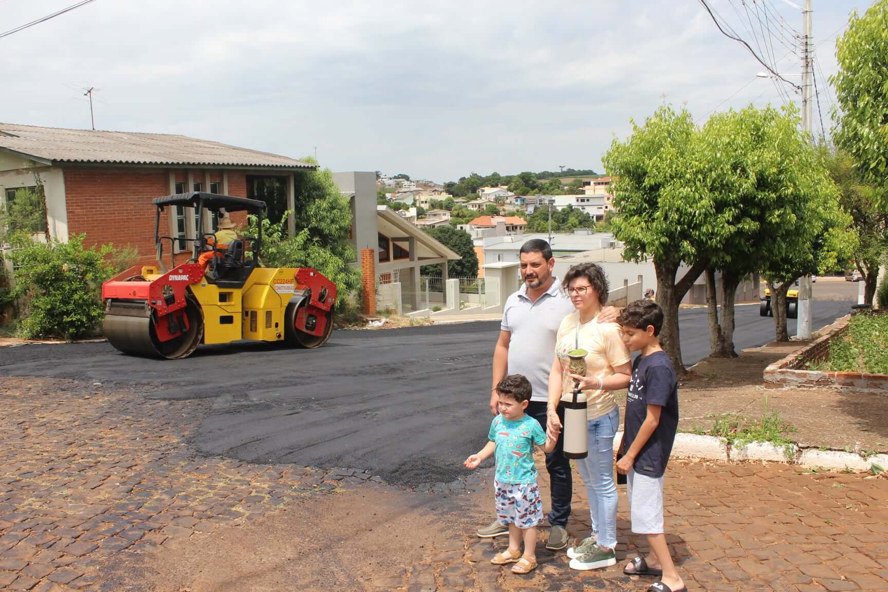 Rua 24 de Agosto e Carlos Guiland estão sendo asfaltadas