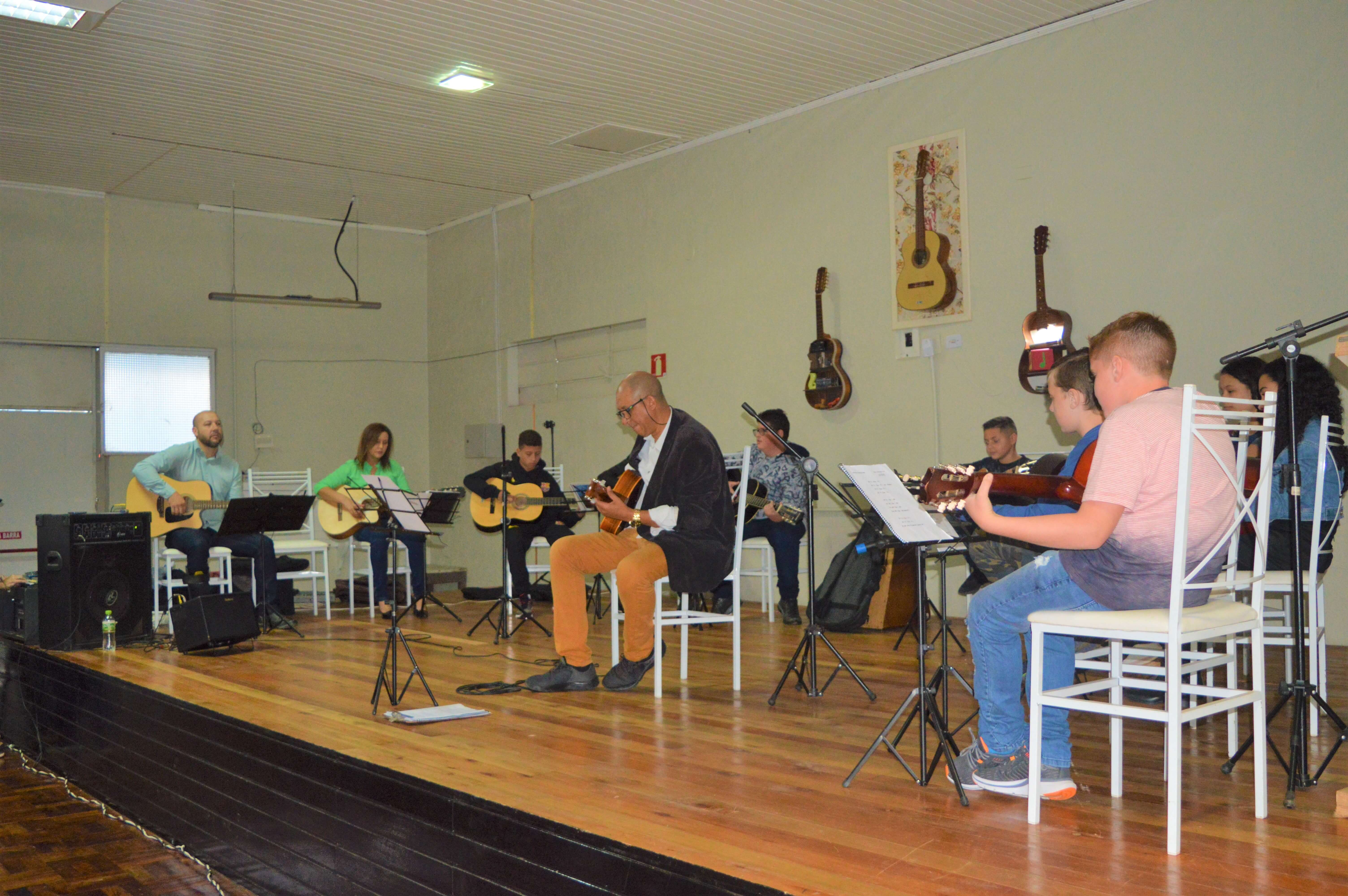 “Recital um Banquinho, um Violão” encantou e emocionou o público em Ronda Alta