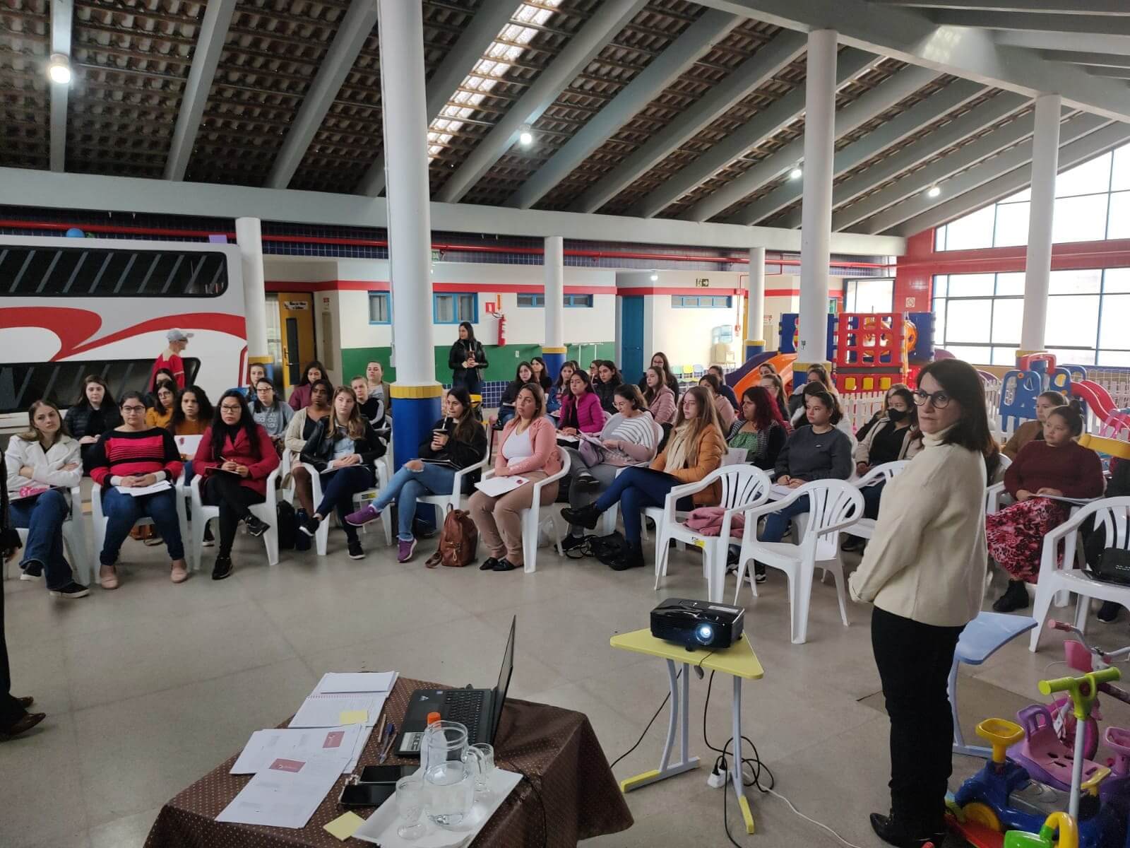 Formação das estagiárias das escolas municipais 