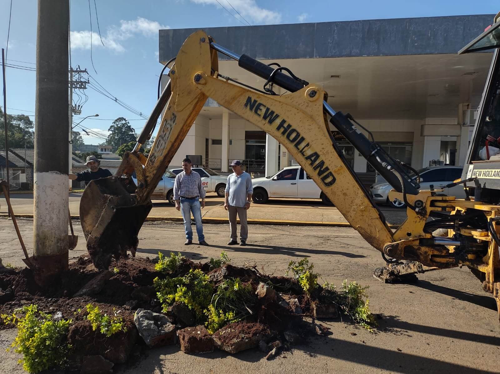 COMEÇAM OS PREPARATIVOS PARA ASFALTAMENTO DA RUA RIO BRANCO