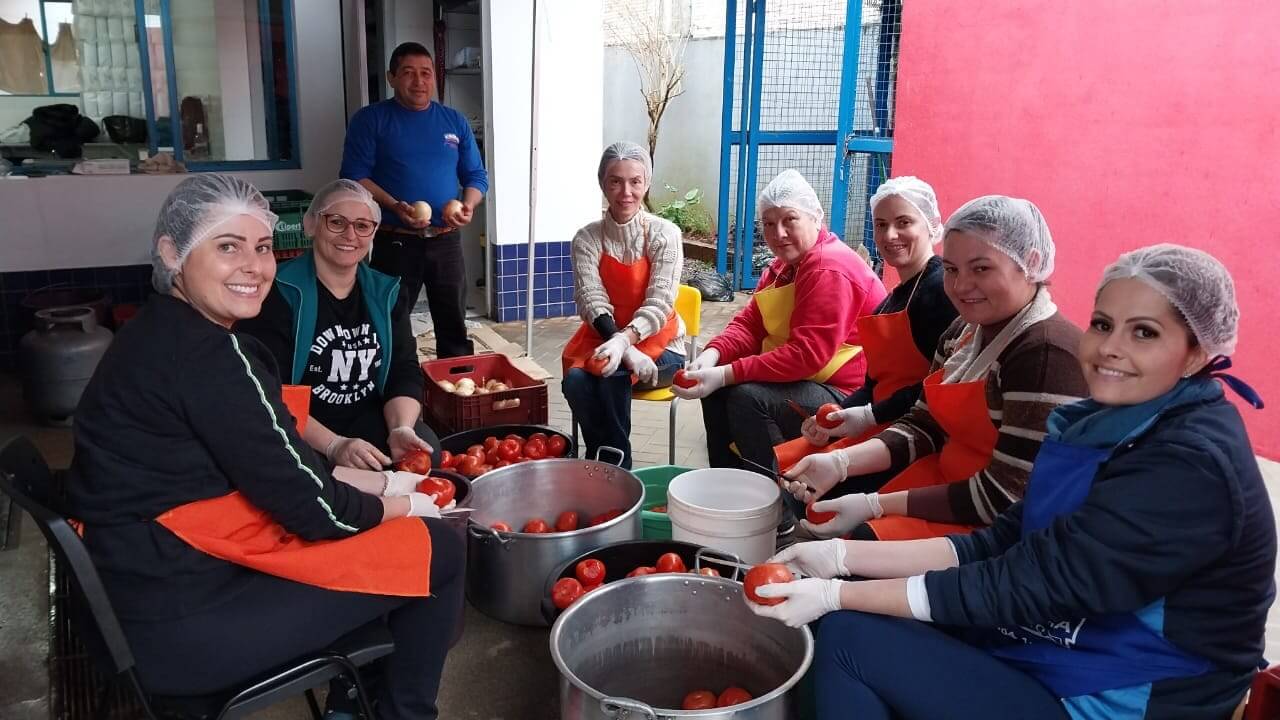 Equipe do mondongo, pão e gratidão está preparando tudo