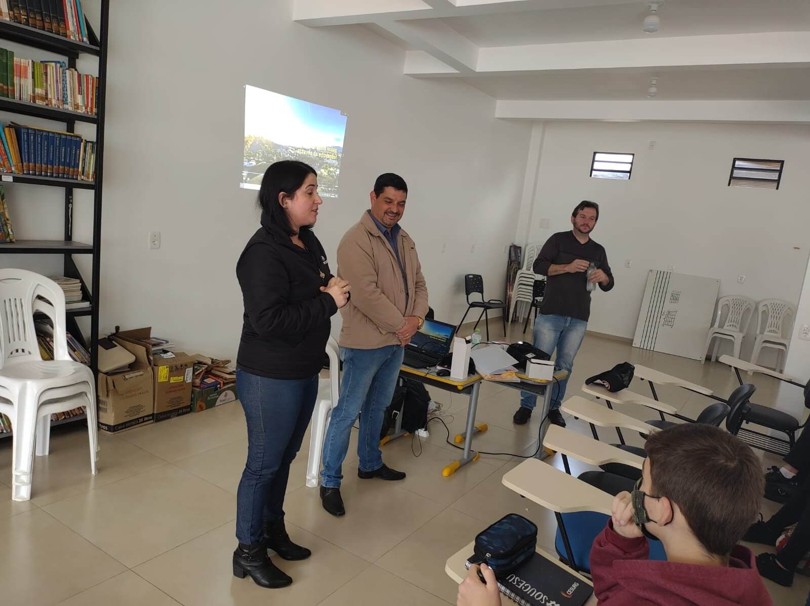 PREFEITO MARCOS VISITA ALUNOS DO PROJETO JOVEM EMPREENDEDOR