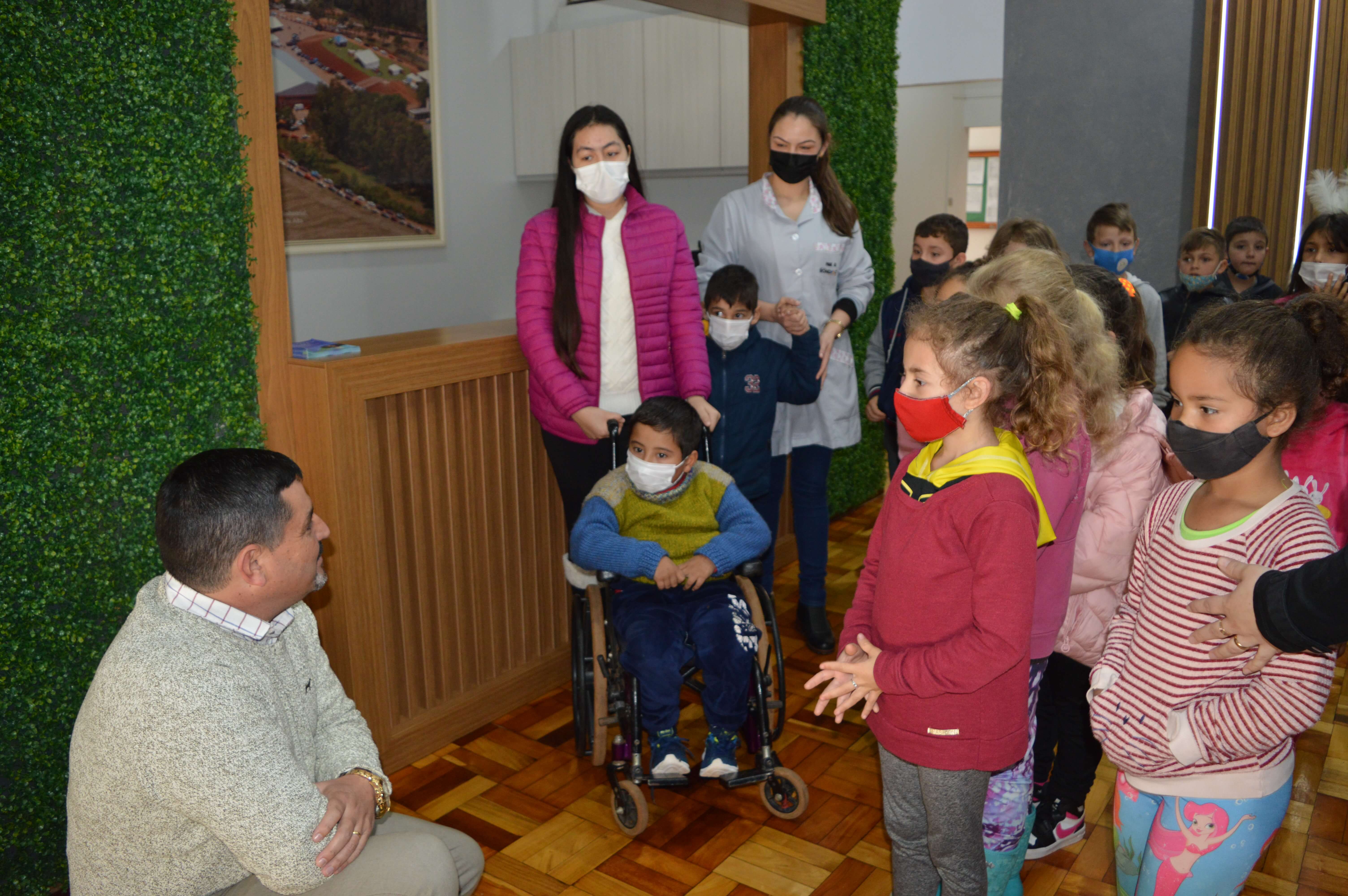 Alunos da escola Alderi Facchi visitam a Prefeitura Municipal de Ronda Alta