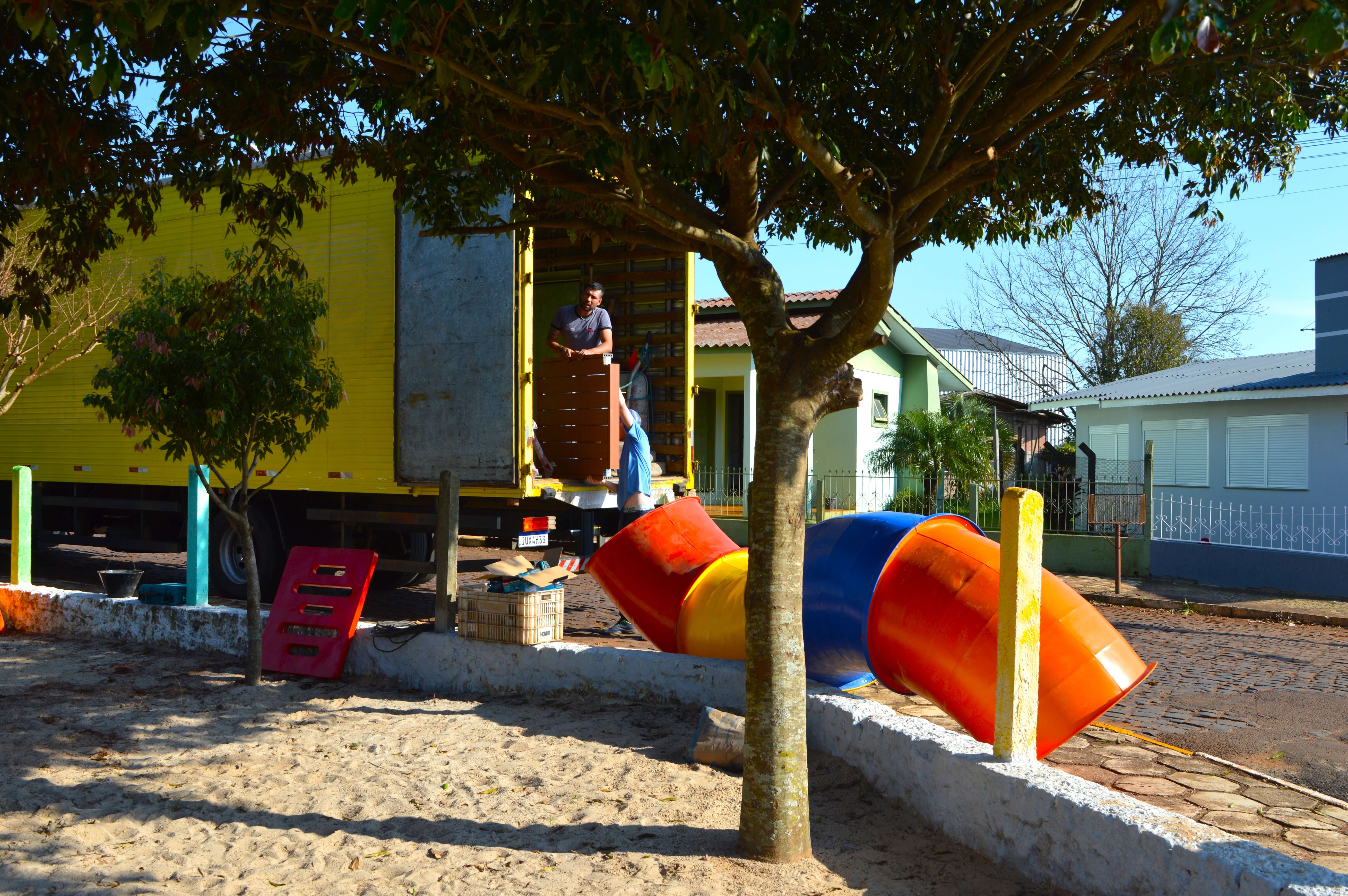 Playground infantil já começou a ser montado na Praça Pedro Marcelo