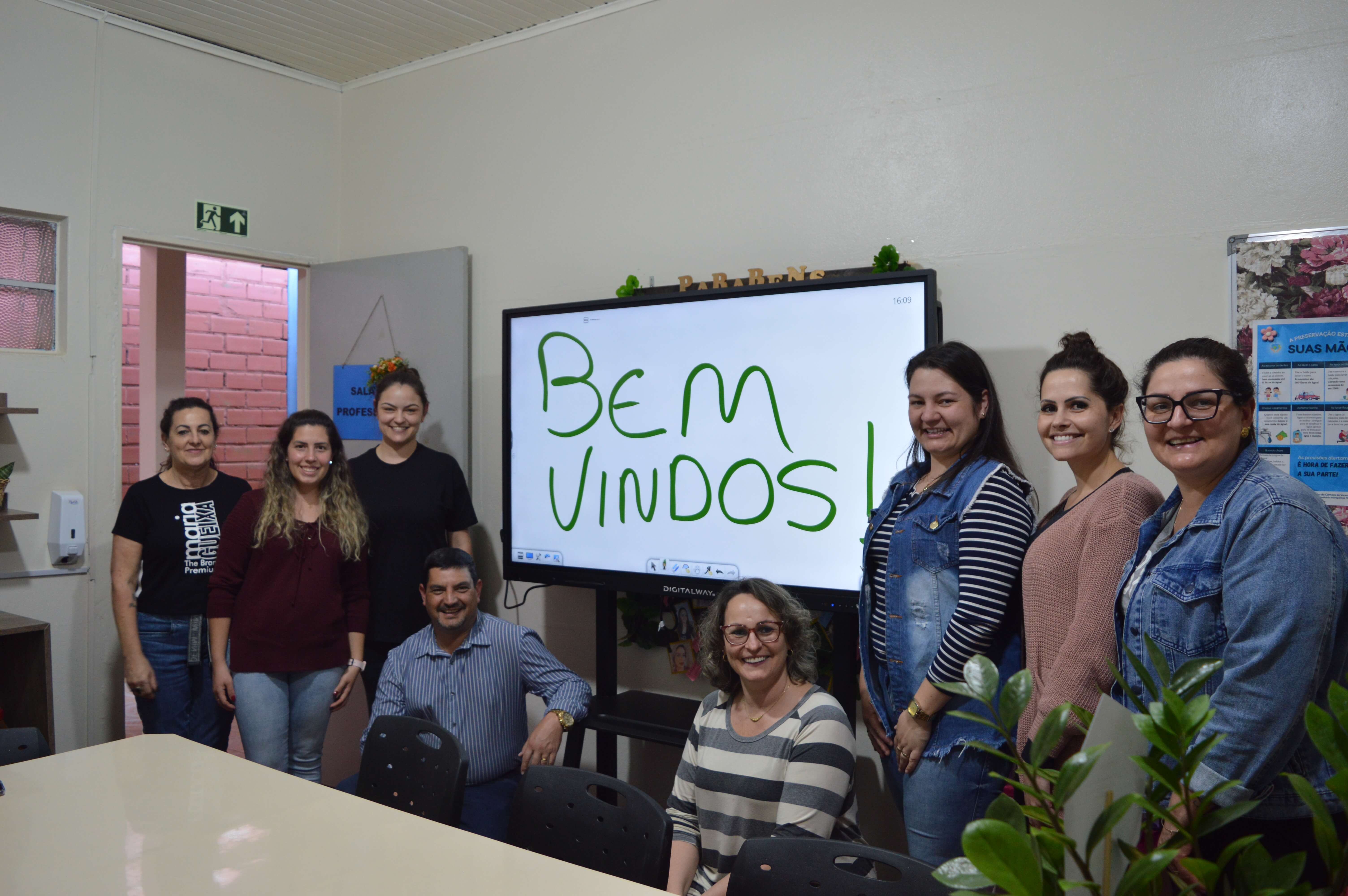 Telas interativas inovam o setor de educação no município de Ronda Alta