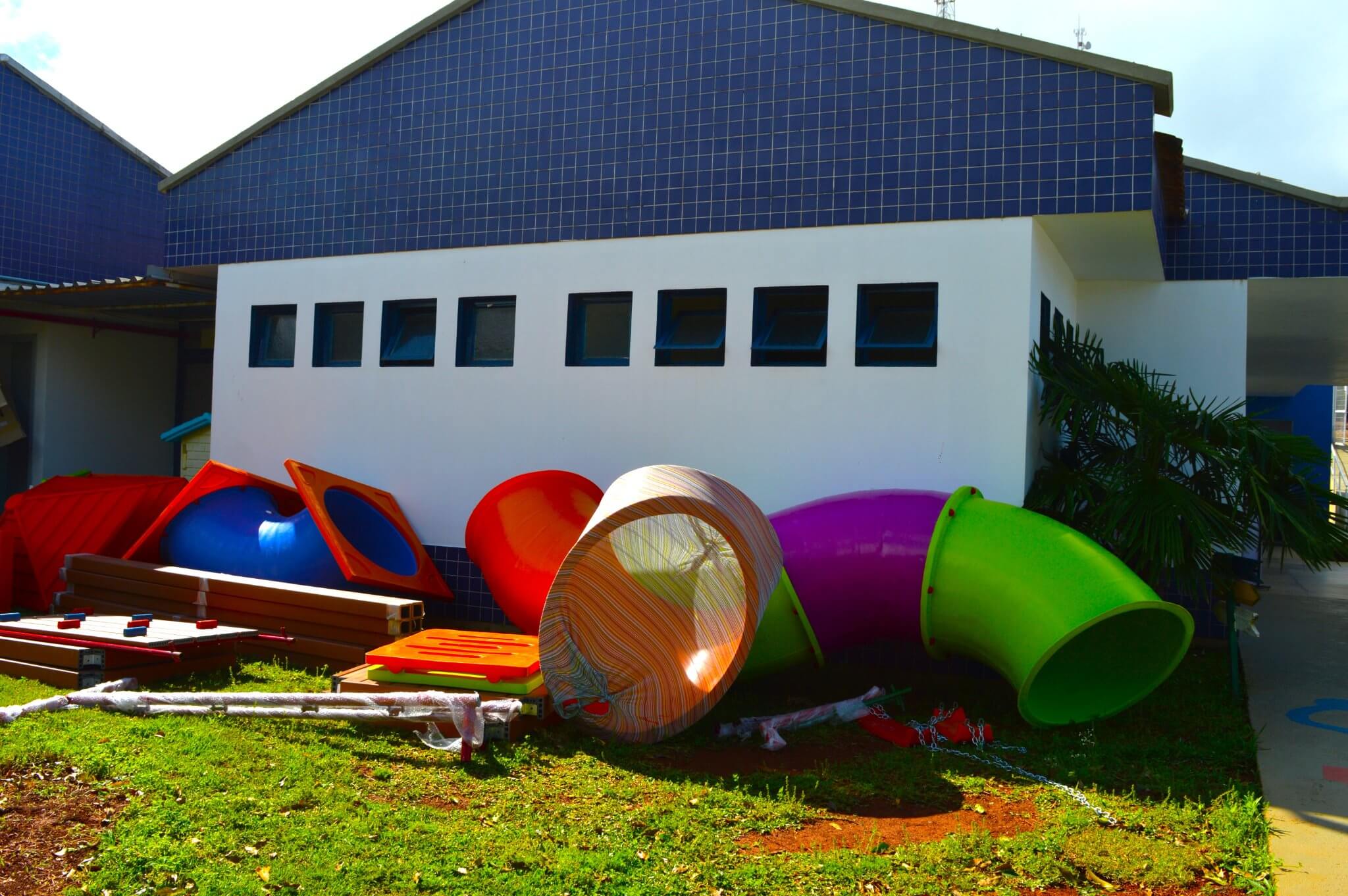 Mais quatro playgrounds sendo instalados, dessa vez nas escolas municipais de Ronda Alta