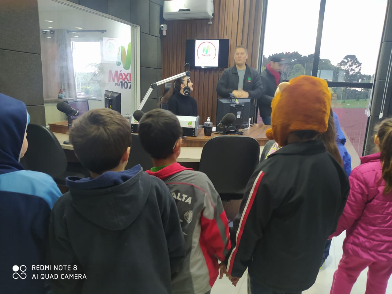 Alunos da escola Alderi Facchi de Ronda Alta visitam a Rádio Máxima