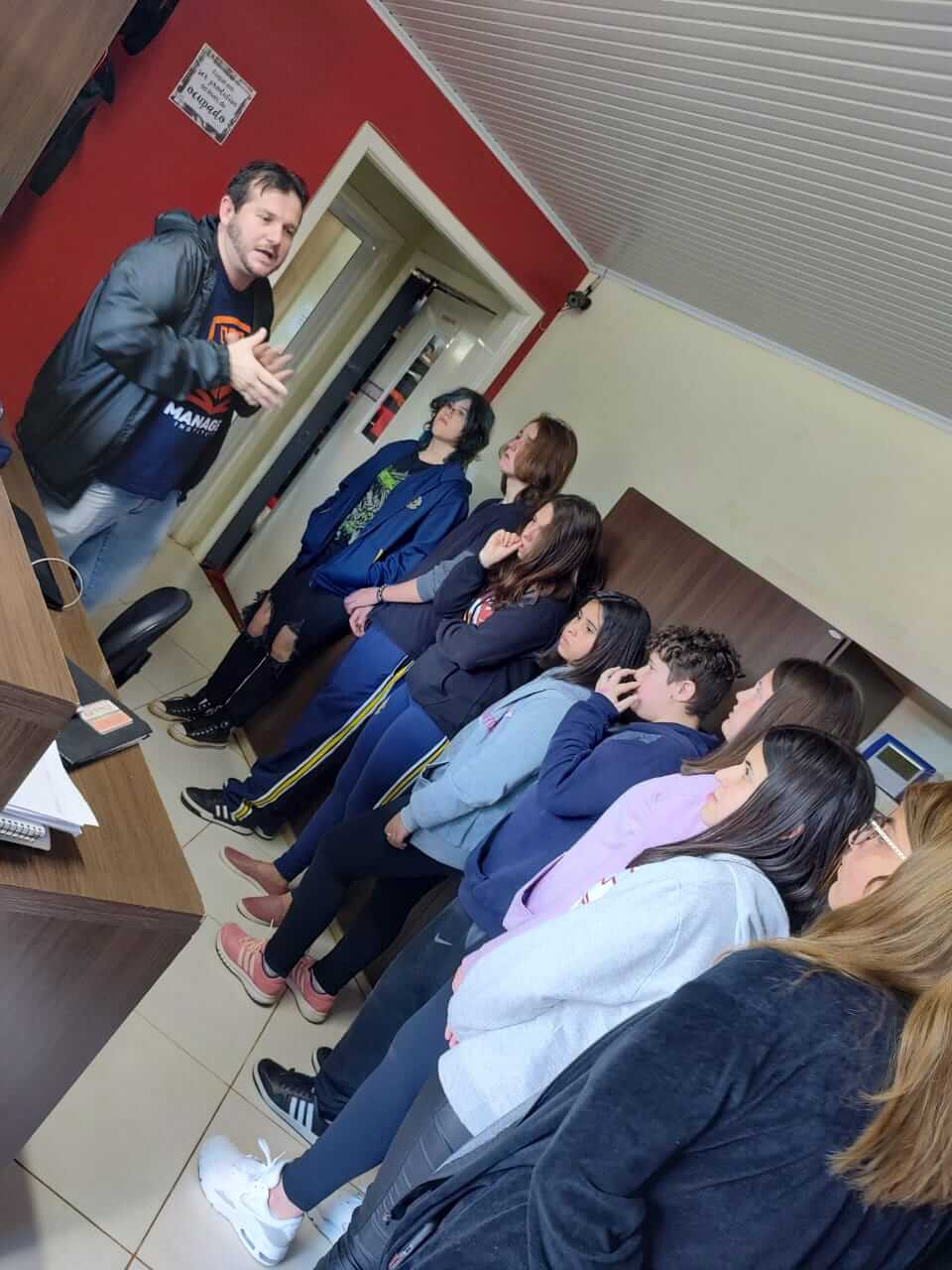 Alunos do Projeto Jovem Empreendedor visitam empresas de Ronda Alta
