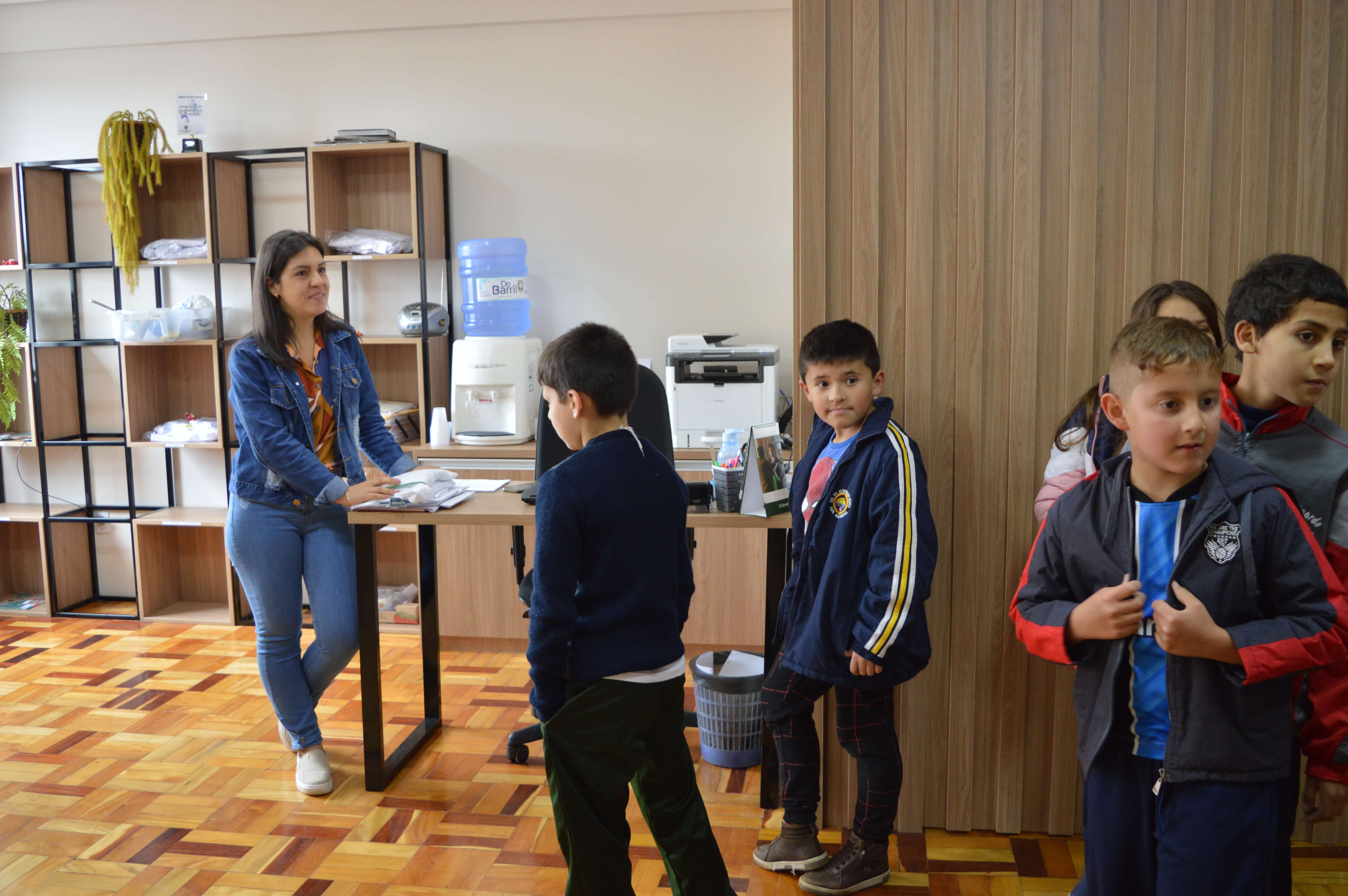 Alunos da escola Alderi Facchi realizam visita na Prefeitura de Ronda Alta