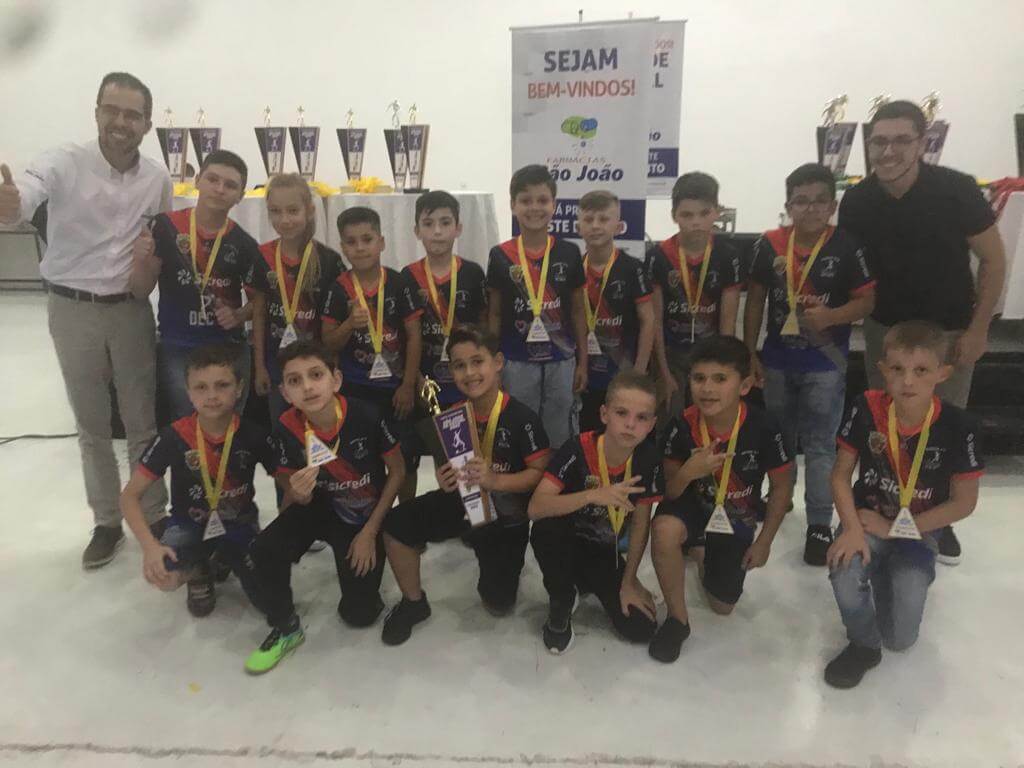 Escolinha de Futsal de Ronda Alta recebe premiação da Copa Farmácias São João