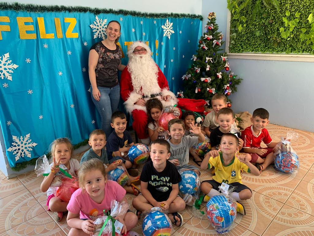 Papai Noel realiza visita nas escolas municipais de Ronda Alta