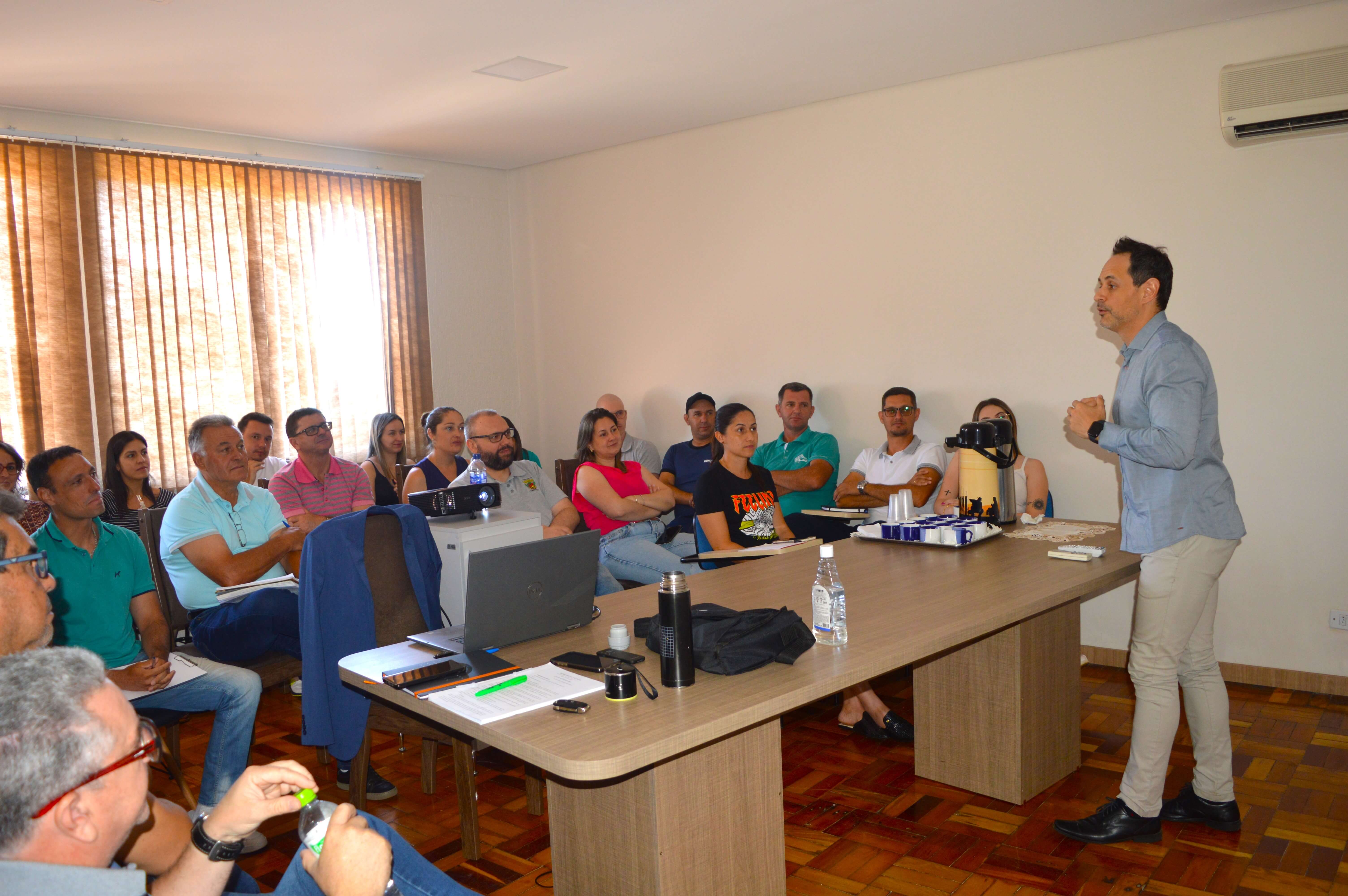 Administração Municipal de Ronda Alta oferece curso sobre nova Lei de Licitações para servidores