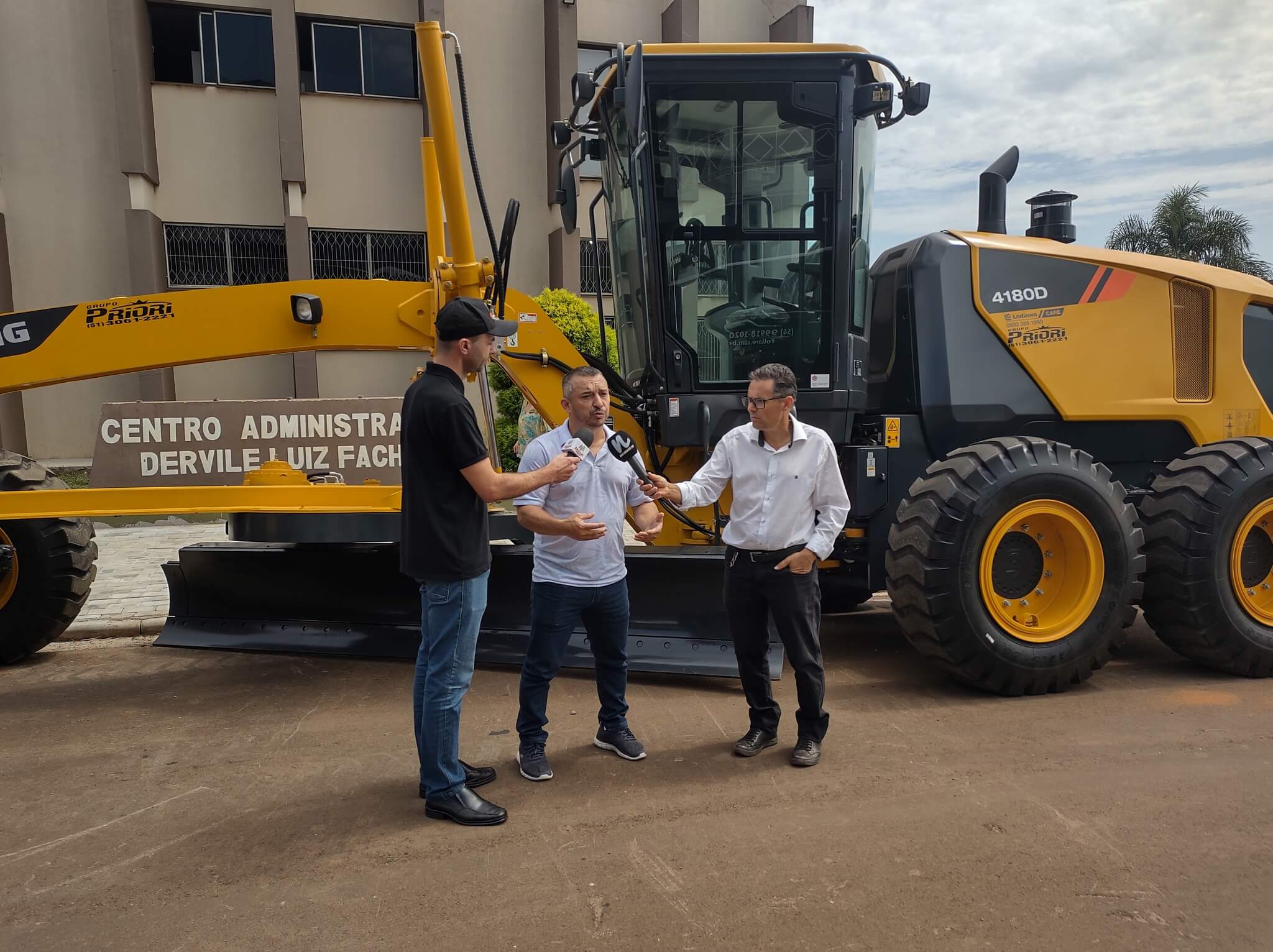 MUNICÍPIO RECEBE MAIS DUAS MÁQUINAS NOVAS