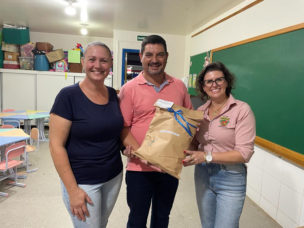 Administração de Ronda Alta começa a entrega dos uniformes escolares para alunos da rede municipal de ensino