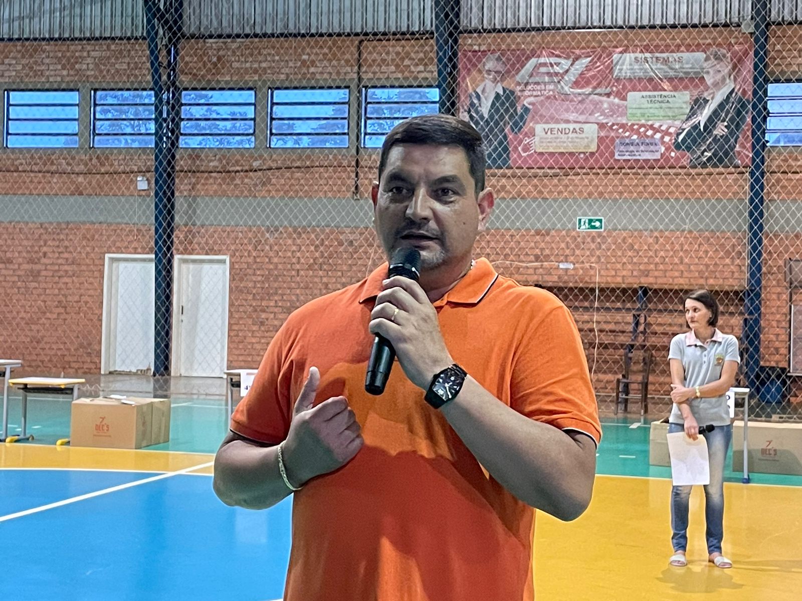 Hoje a entrega do kit de uniformes escolares foi para os alunos da escola Mem de Sá
