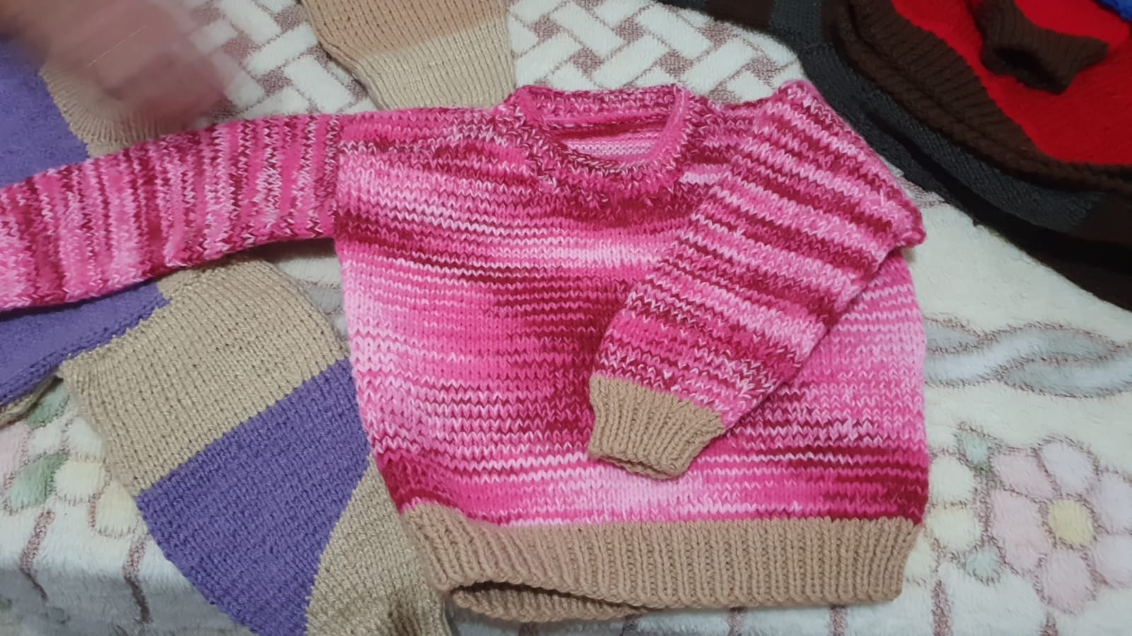 Munícipe confecciona blusas de lã para crianças carentes de Ronda Alta