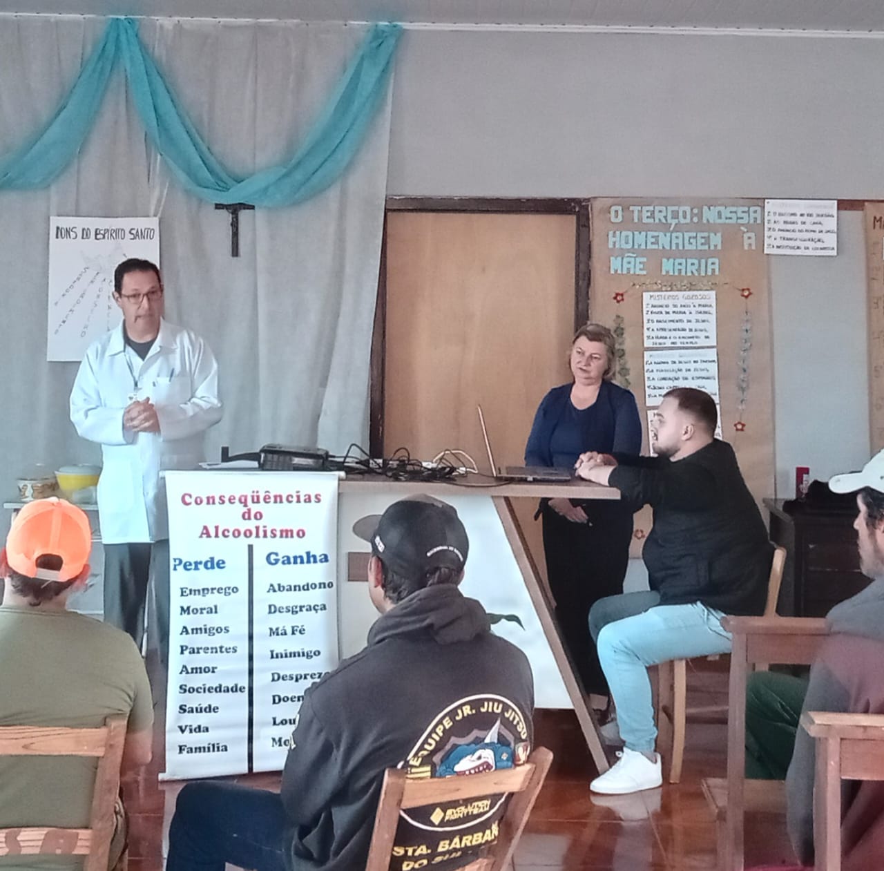 Palestra sobre alcoolismo é realizada no grupo em recuperação Irmãos Coragem