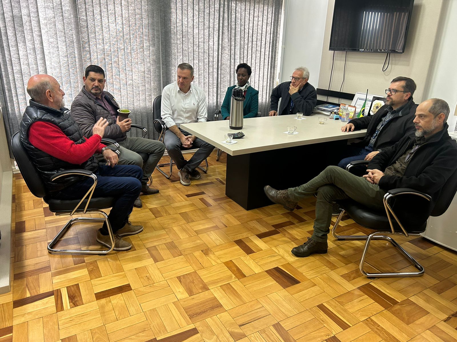 Representantes do FGTAS entregam carteiras de artesão na comunidade indígena