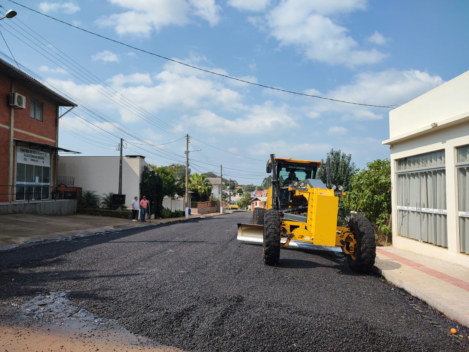 Asfaltamento é realizado na rua Francisco Costa