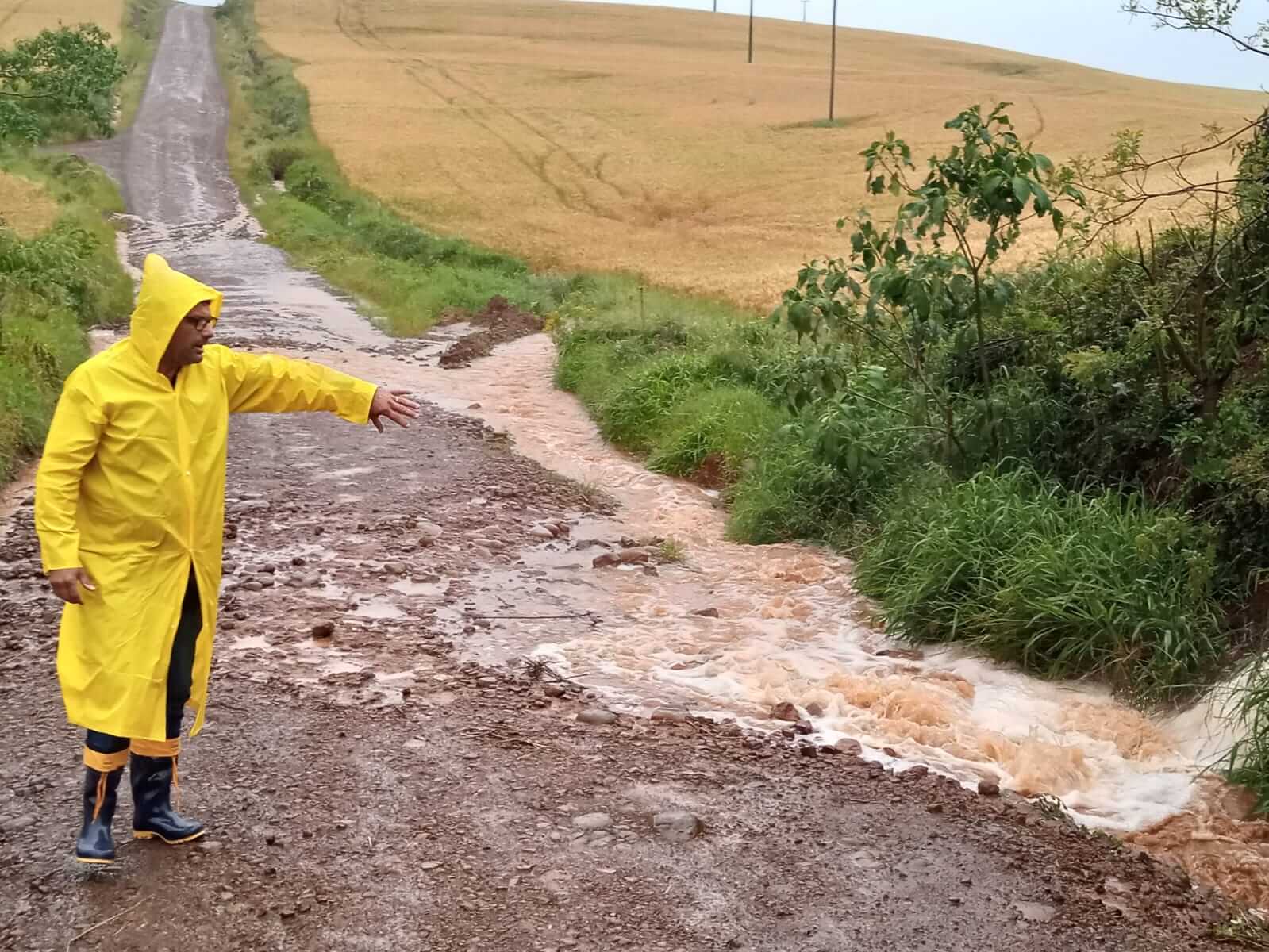 CHUVAS INTERROMPEM TRÂNSITO NA LINHA SECA