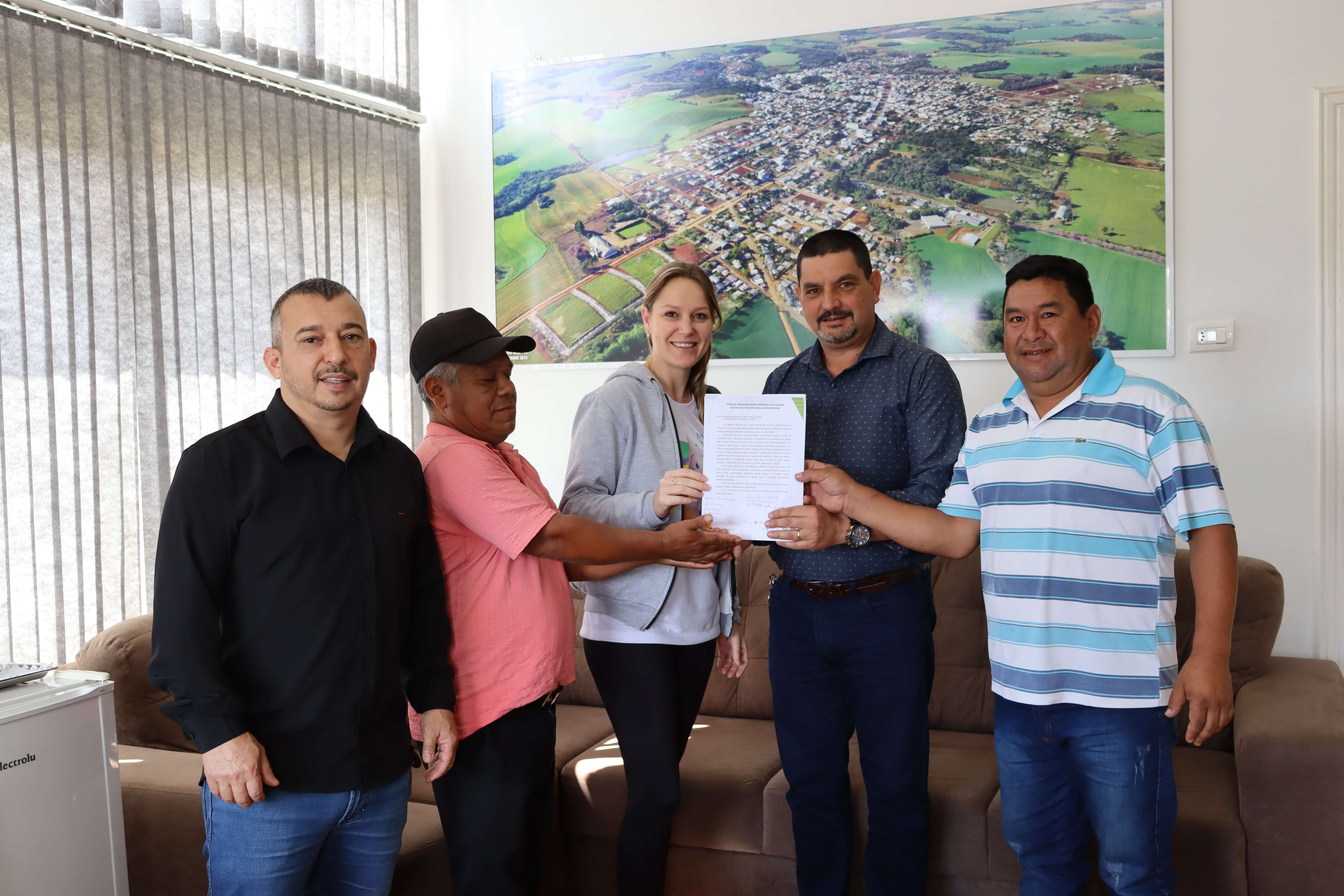 Prefeito recebe visita de representantes da comunidade indígena