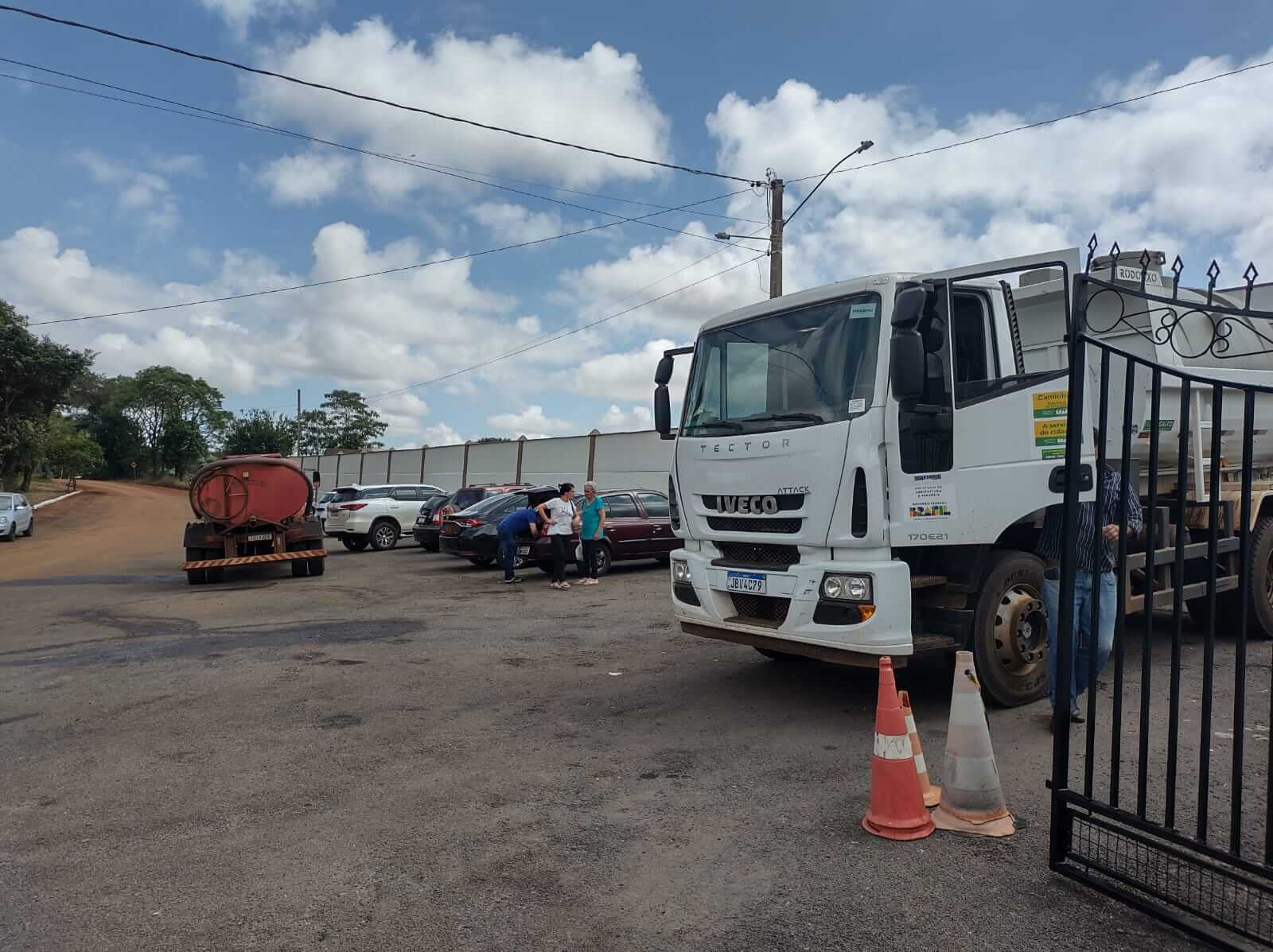 EQUIPE DE OBRAS TRABALHA NA PREPARAÇÃO DO CEMITÉRIO