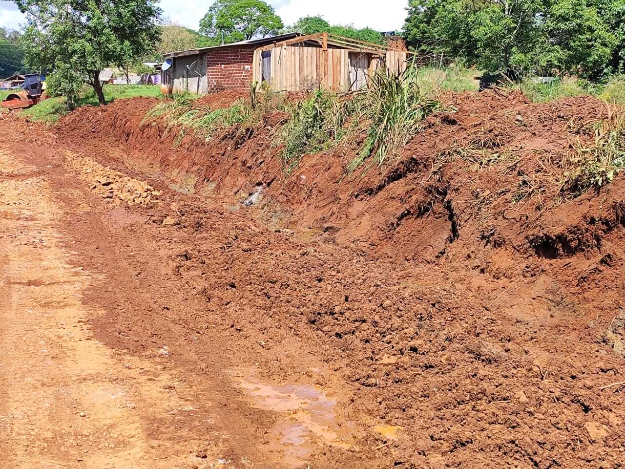 PREFEITO ACOMPANHA TRABALHO DE RECUPERAÇÃO DE ESTRADAS NA BAIXADA