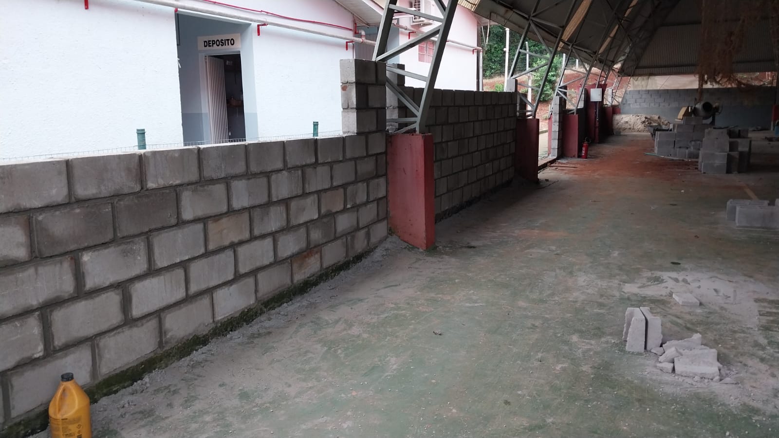 Segue o fechamento da quadra esportiva da EMEF Mem de Sá de Ronda Alta 