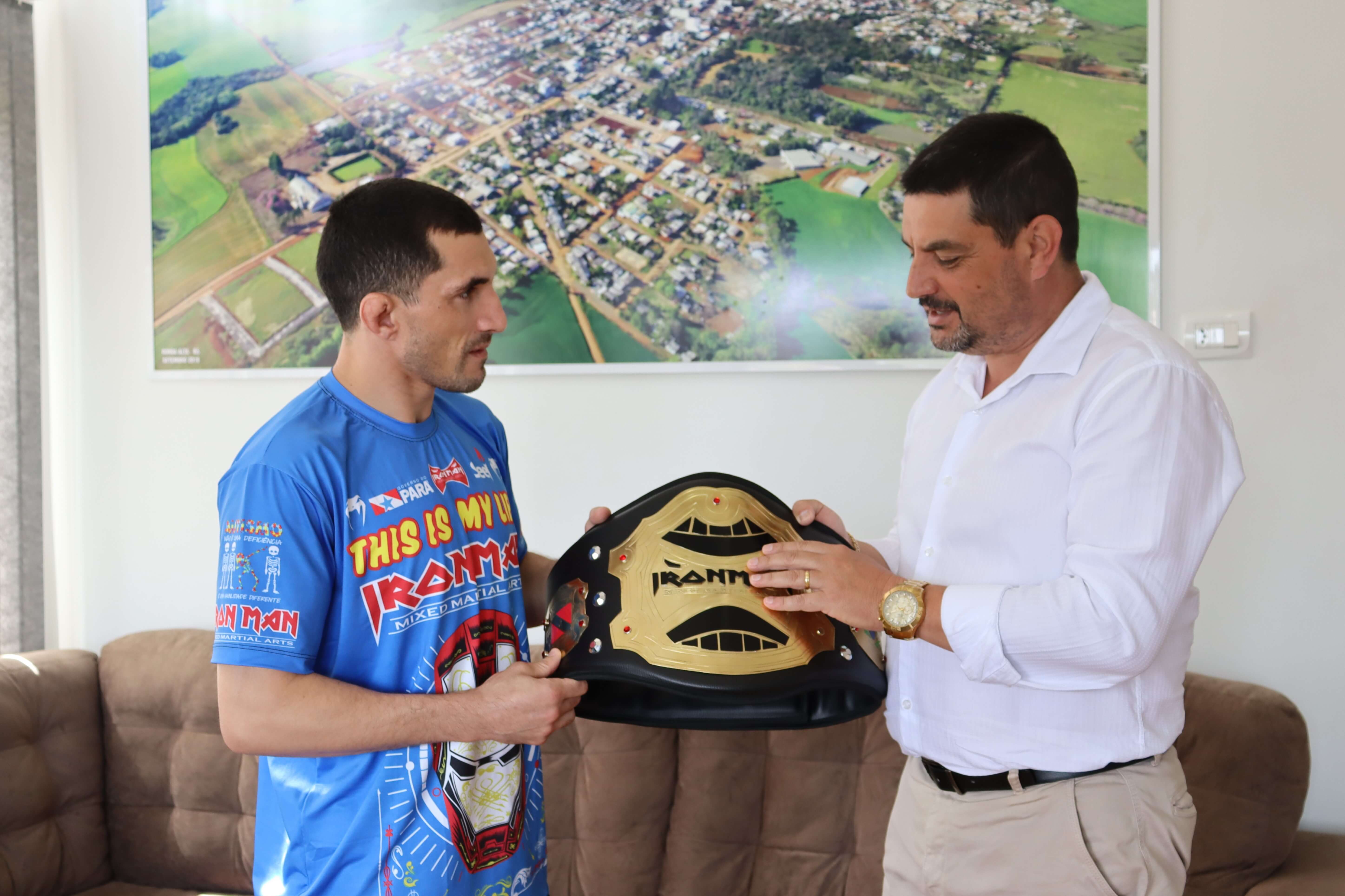 Atleta rondaltense vence luta e leva cinturão da categoria 57 kg no Iron Man MMA 26