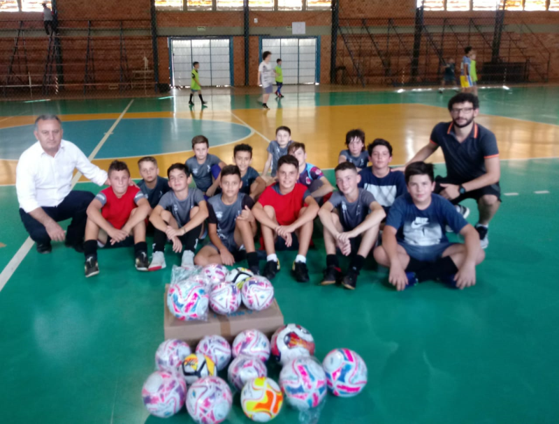 SMED entrega materiais esportivos para as Escolinhas Municipais