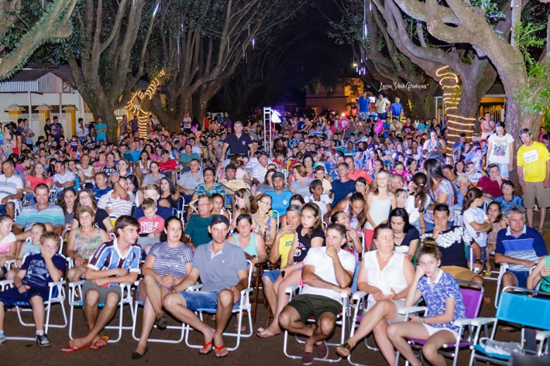 Centenas de pessoas participaram da Abertura da Programação Natalina em Tucunduva.