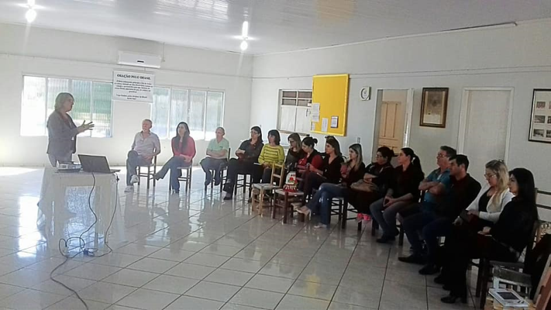 Empresários de Tucunduva assistiram palestra do SEBRAE sobre atendimento ao cliente.