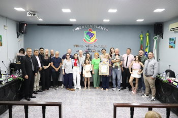 <p>C&acirc;mara homenageia Liga Feminina de Combate ao canc&ecirc;r&nbsp;</p>