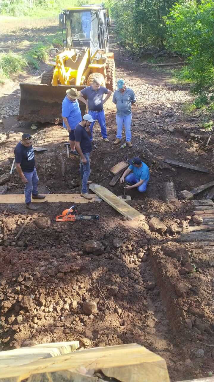 <p>Administra&ccedil;&atilde;o Municipal recupera estradas danificadas pelas chuvas</p>