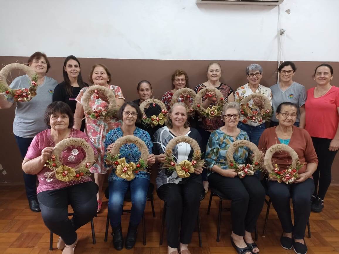 <p>Grupo de Idosas do Cras confecciona guirlandas de Natal</p>