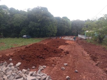 <p><strong>Obra de pavimenta&ccedil;&atilde;o com pedras irregulares &eacute; iniciada na Rua 15 de Novembro.</strong></p>