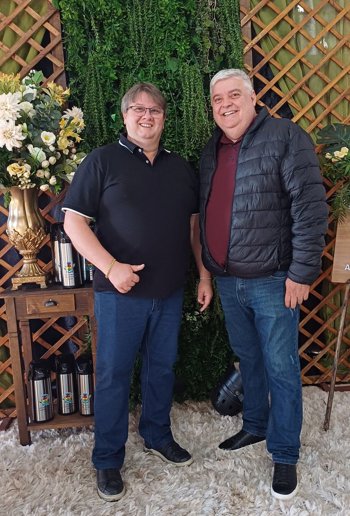 PREFEITO MALBERK DULLIUS REALIZA TRANSMISSÃO DE CARGO AO VICE-PREFEITO PAULO.