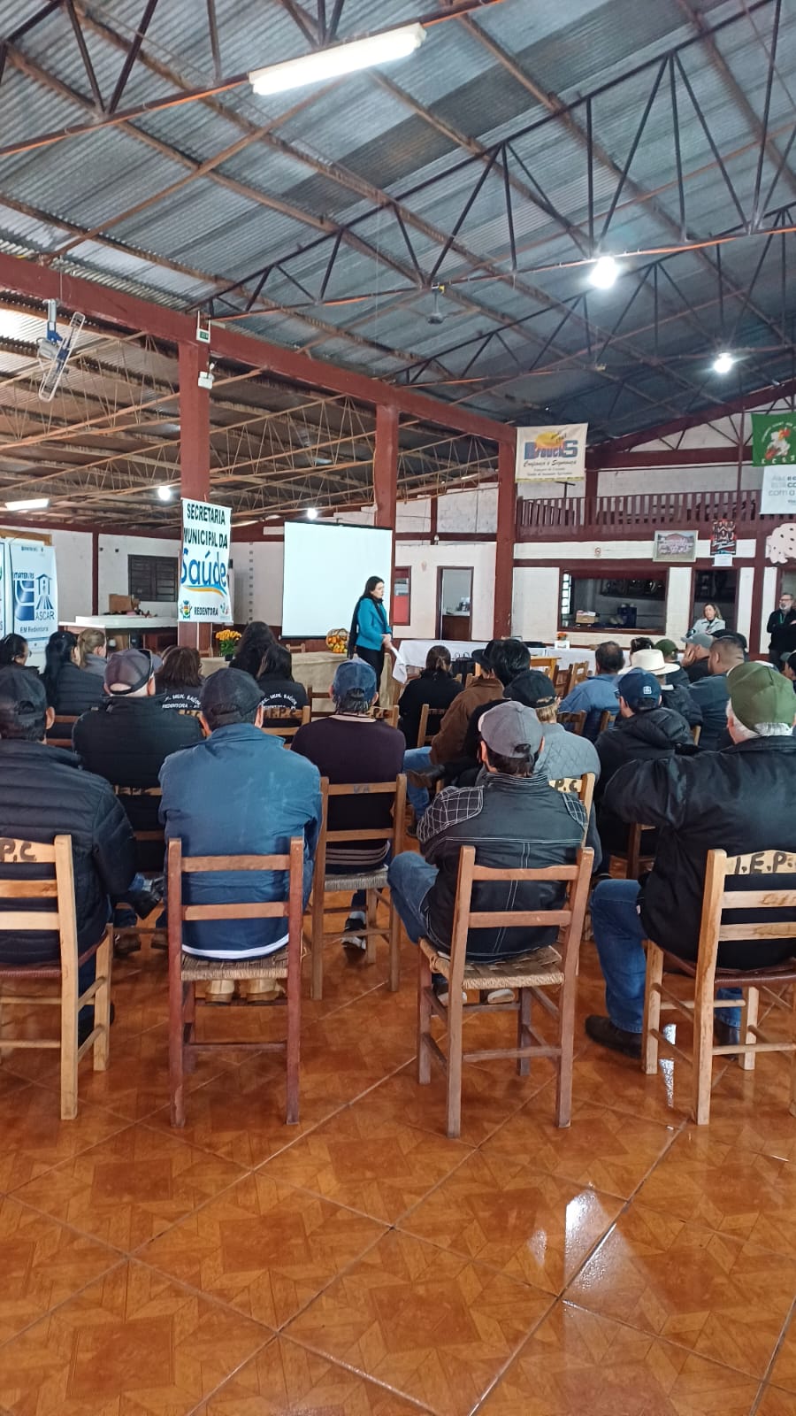 Agricultores participam de encontro sobre seguran&ccedil;a no trabalho rural e cuidados com a sa&uacute;de com o uso de agrot&oacute;xicos.