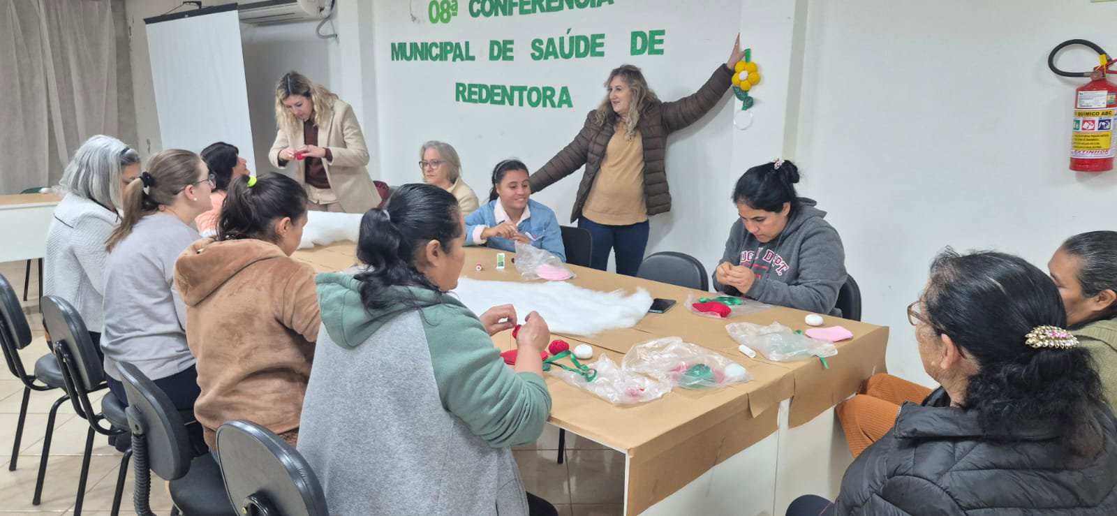 Grupo Mulheres em Harmonia promove atividade de artesanato e fortalece vínculos entre participantes.