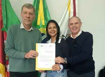 <p><span style="font-size: 14pt;">Assinada Lei que regulamenta remo&ccedil;&atilde;o de&nbsp;</span><span style="font-size: 14pt;">fia&ccedil;&atilde;o excedente nos postes do Munic&iacute;pio</span></p>