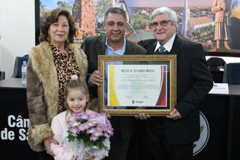 <p><span style="font-size: 14pt;">Emo&ccedil;&atilde;o marcou a entrega de Mo&ccedil;&atilde;o na C&acirc;mara Municipal</span></p>
