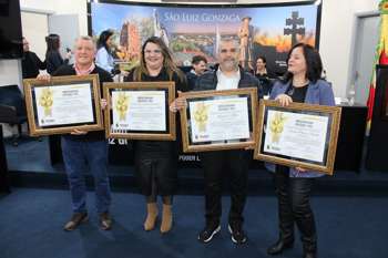 <p style="font-weight: 400;"><span style="font-size: 18pt;">C&acirc;mara Municipal homenageia os</span></p>
<p style="font-weight: 400;"><span style="font-size: 18pt;">&ldquo;Empreendedores Destaque 2025&rdquo;</span></p>