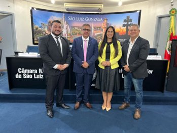 <p><span style="font-size: 18pt;">Sess&atilde;o Solene marcou posse da nova Mesa Diretora da C&acirc;mara Municipal nesta segunda-feira</span></p>
<p>&nbsp;</p>