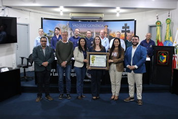 Leiseline dos Santos Schmitz recebe o t&iacute;tulo de Comunicadora Destaque 2026