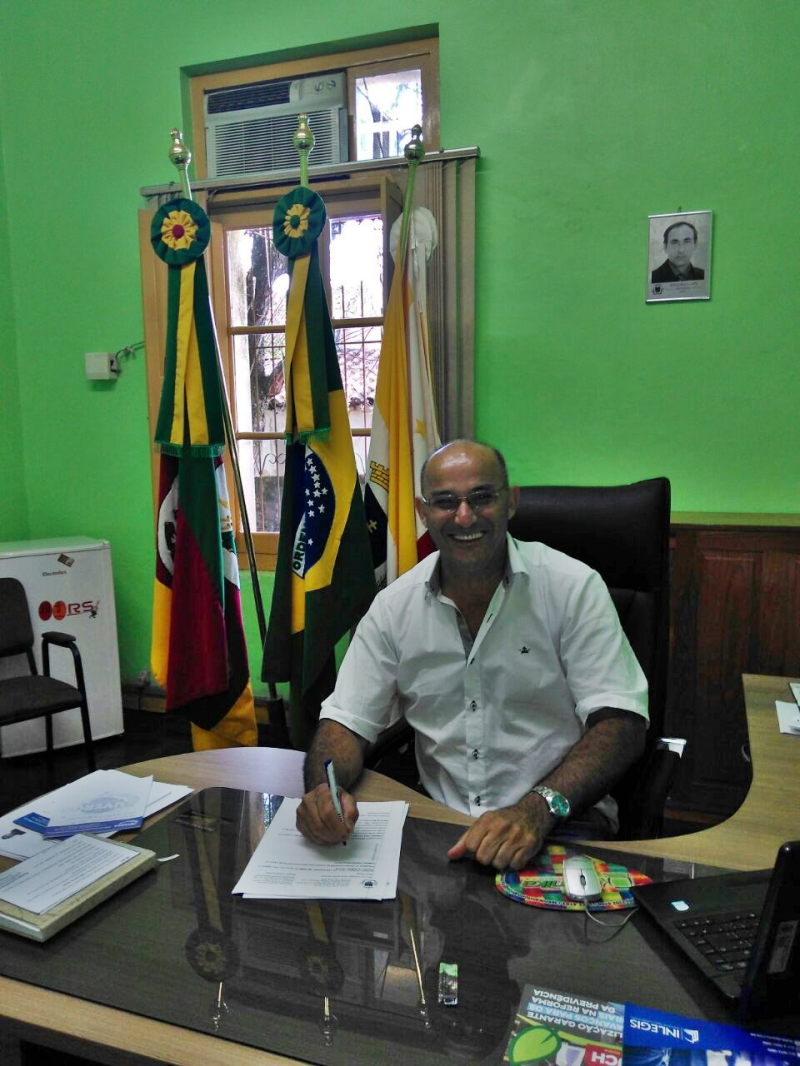 Adão Schmitz assume a presidência 