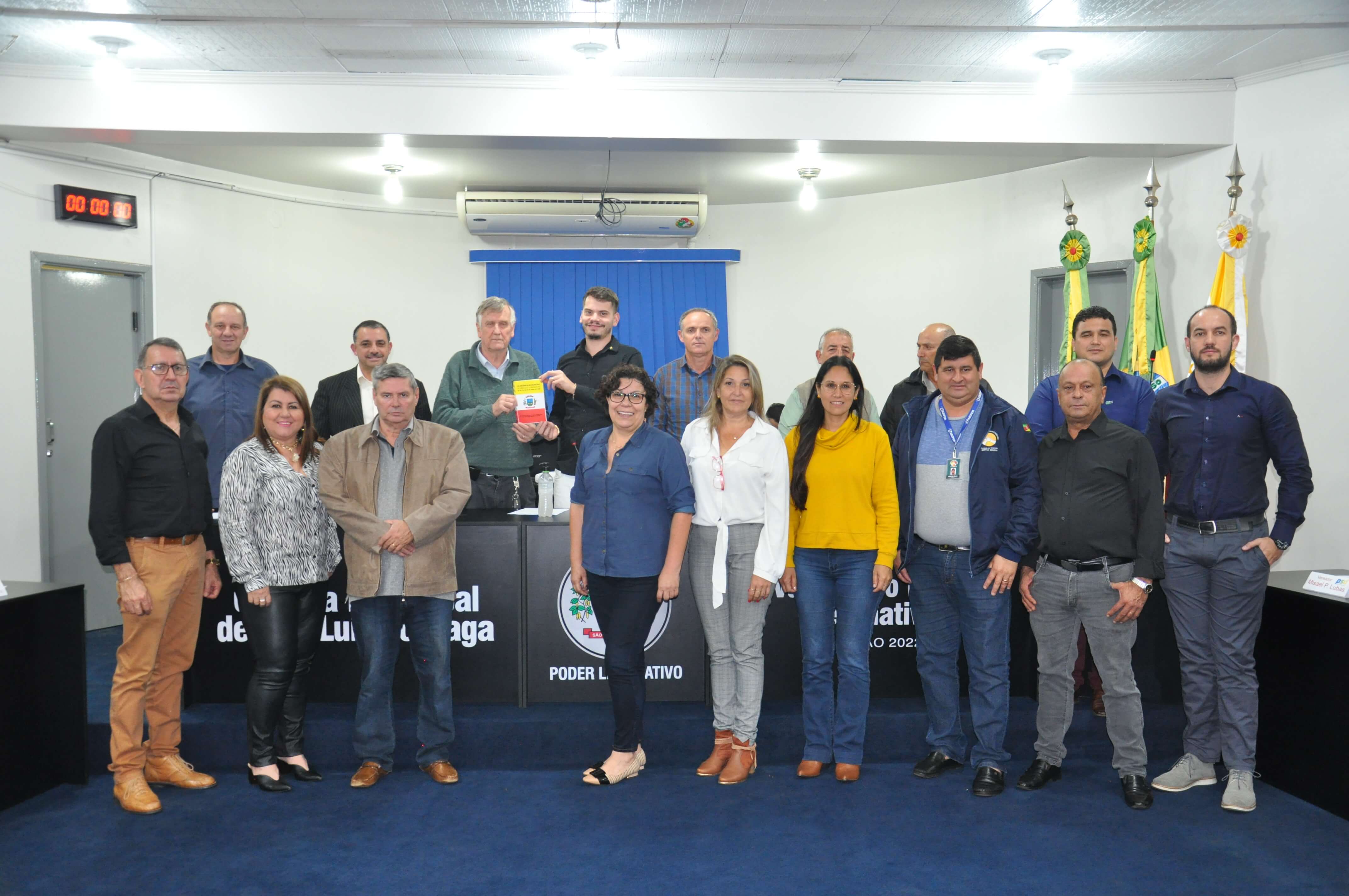Lei Orgânica revisada e compilada é entregue ao Chefe do Executivo